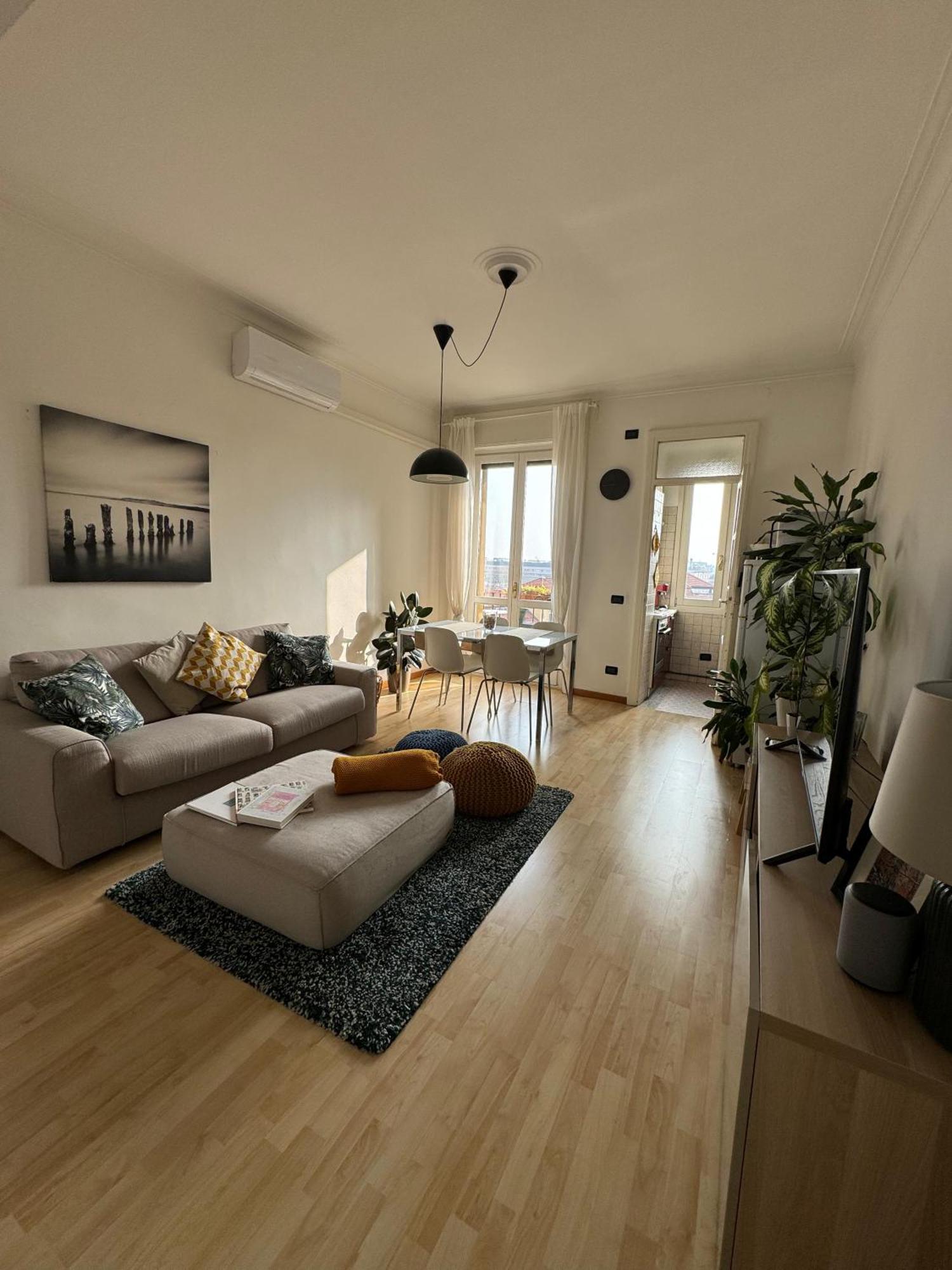 Appartement Trilocale Con Due Balconi A Isola Porta Nuova